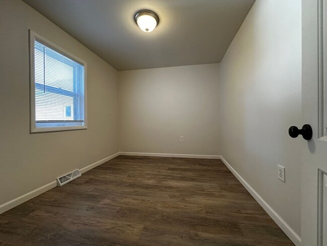 Building Photo - Recently Renovated 3 Bedroom 1 Bath Single...