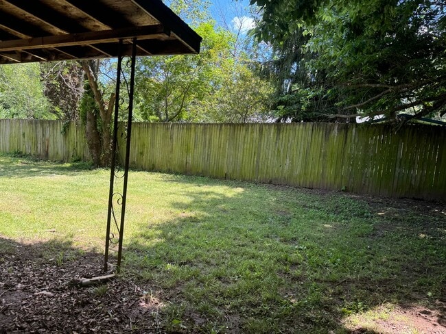 Building Photo - JUST REDUCED!  2 Bedroom House with Large ...