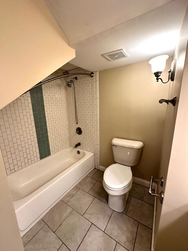 Building Photo - Renovated Germantown House in Great Location