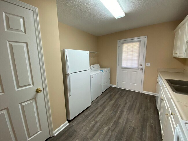 Building Photo - 1205 Beaver Creek Dr