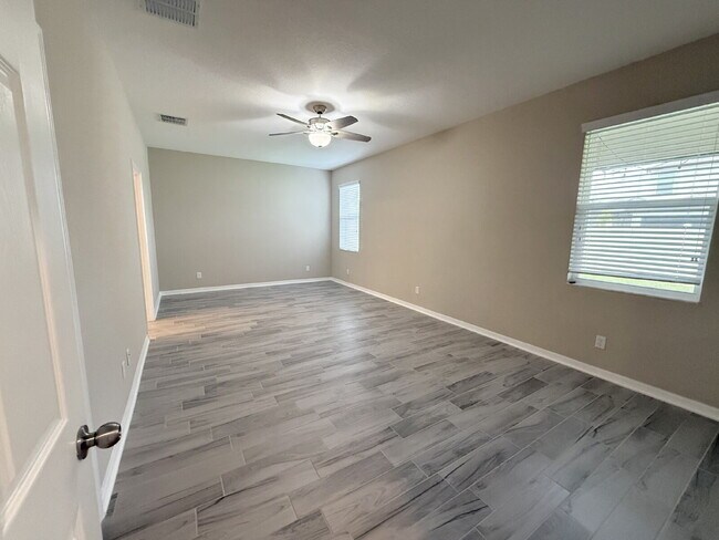 Building Photo - "Charming 3-Bed Oasis with 2 Full Baths in...