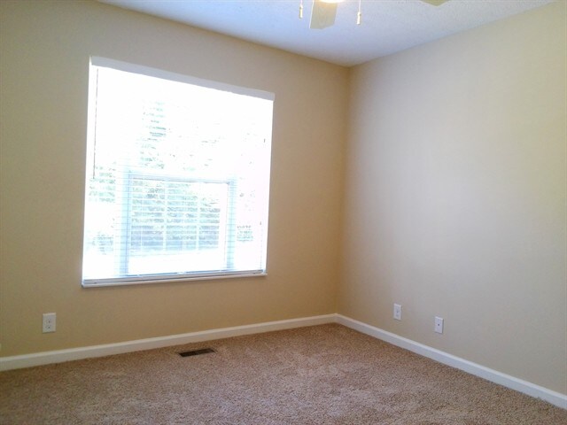 Building Photo - 300 Ella St