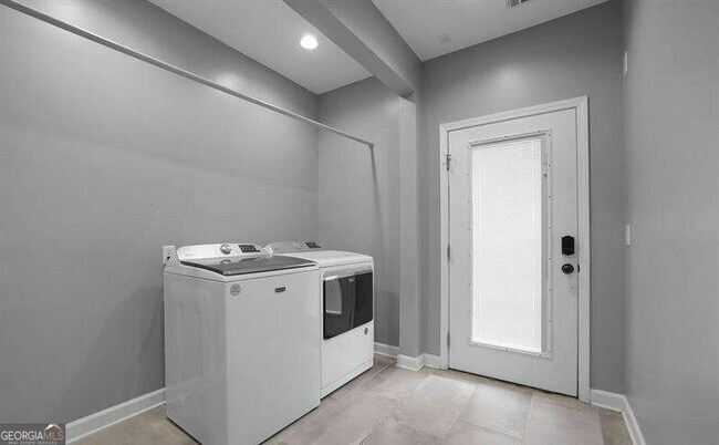 Building Photo - 3520 Mystic Dr