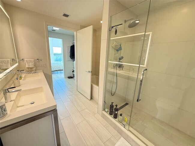 Building Photo - 2000 Metropica Wy