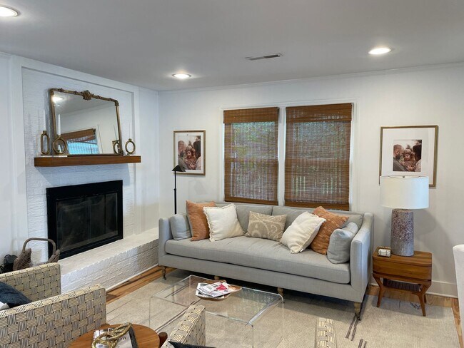 Building Photo - Old Village Cottage - 1.5 Blocks to Pitt Street Bridge