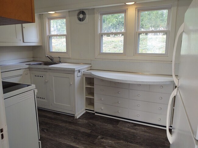 Building Photo - 712 1st St