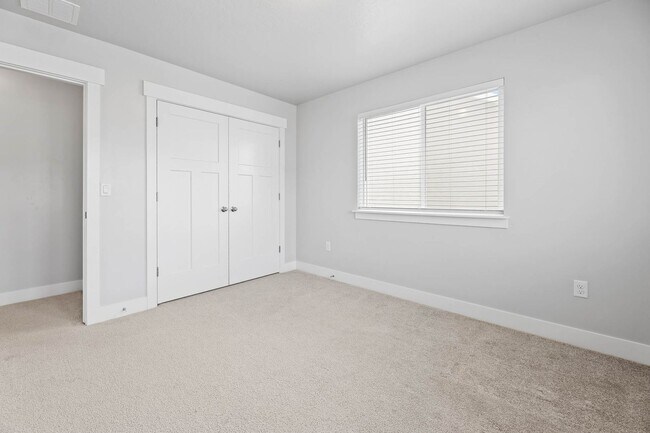 Building Photo - 6 Bedroom 3.5 Bathroom House in Saratoga Springs!