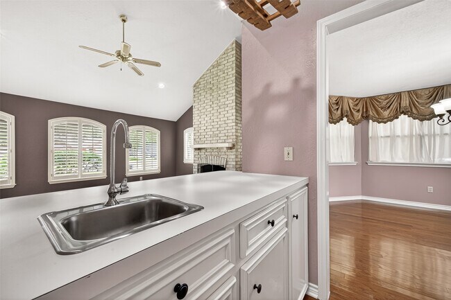 Building Photo - 4003 W Valley Dr