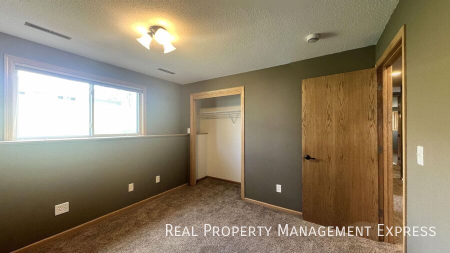 Building Photo - 4 Bedroom 2 Bathroom Home for Rent