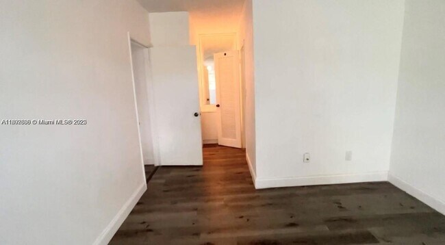 Building Photo - 1305 W 53rd St
