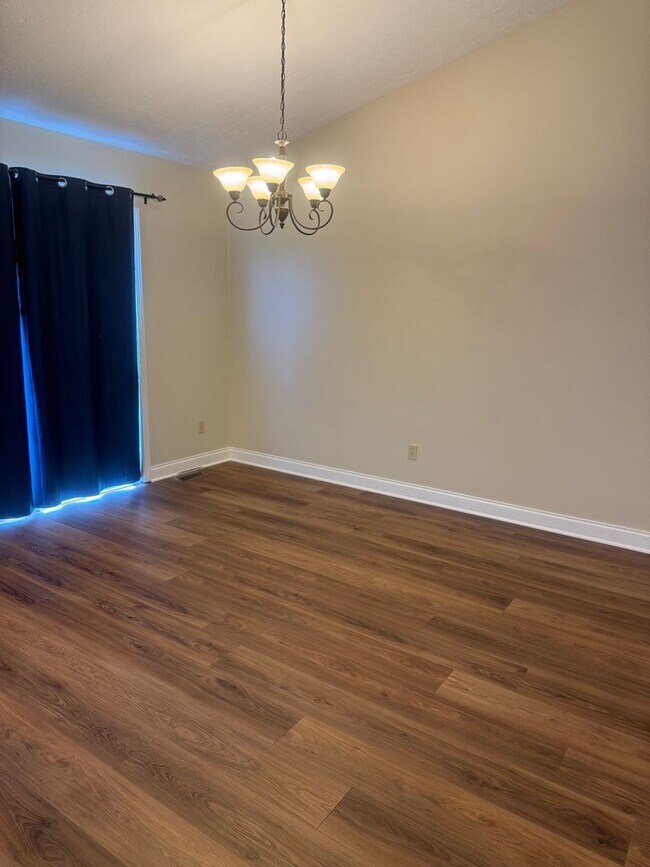 Building Photo - Seymour 37865 - 3 Bedroom, 2 Bath Home with a 3-Car Garage - Contact Lisa Vineyard and Shannon Ru...