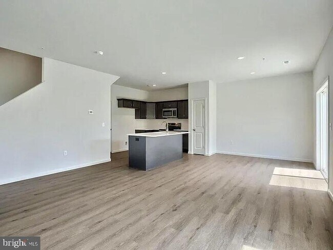 Building Photo - 7847 Oakbrook Dr
