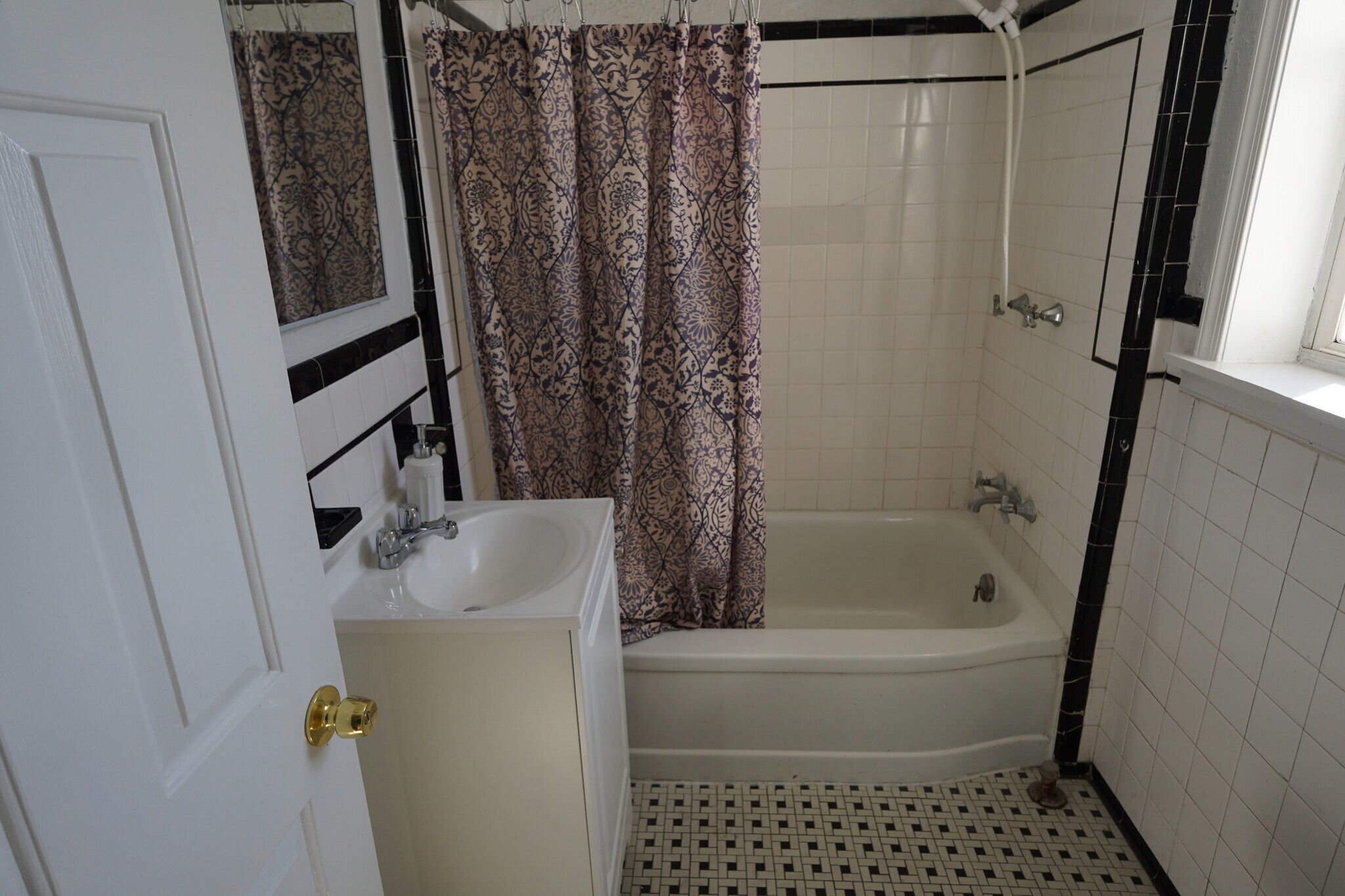 Building Photo - 3033 Hamilton Ave