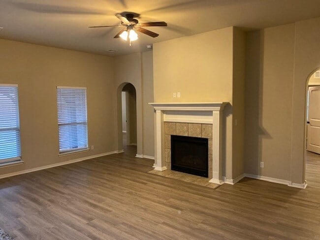 Building Photo - Spacious 4 Bed | 2 Bath | Large backyard | Bixby