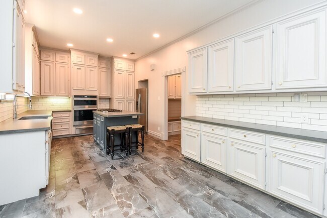 Building Photo - 1601 Nantucket Dr