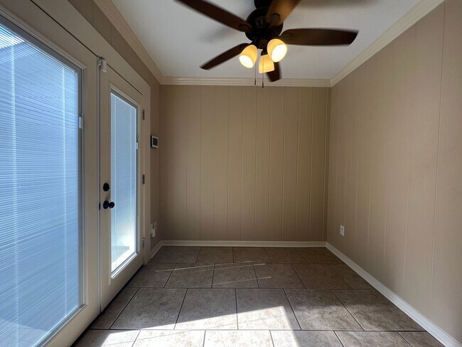 Building Photo - BEAUTIFUL TOWNHOME WITH COMMUNITY POOL AND...