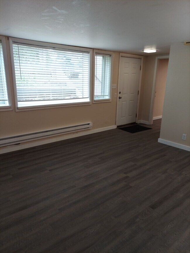 Building Photo - 815 Avenue C