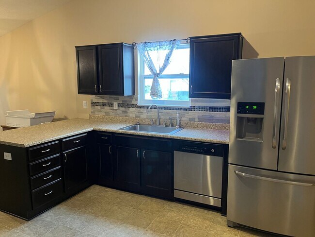 Building Photo - 3 Bed 2 Bath Ranch Style House with Fenced Backyard