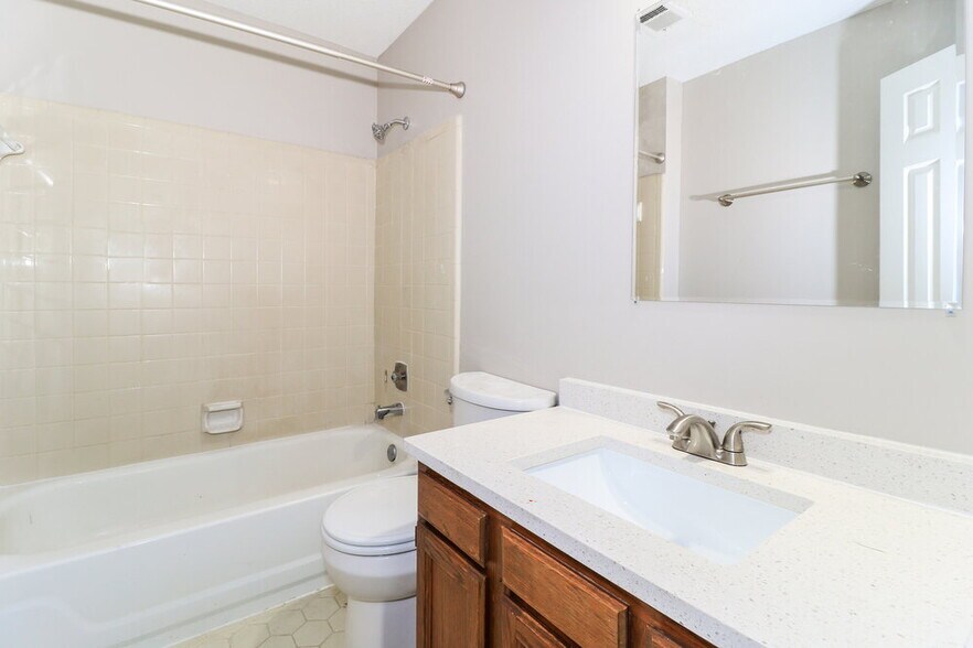 Building Photo - 2821 Lanthorn Dr