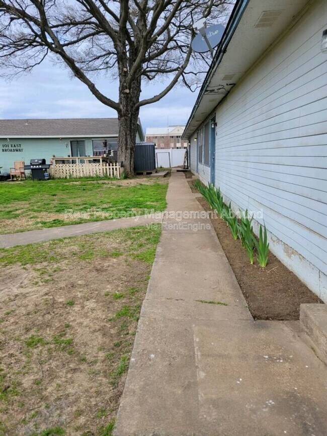 Building Photo - 101 E Broadway St