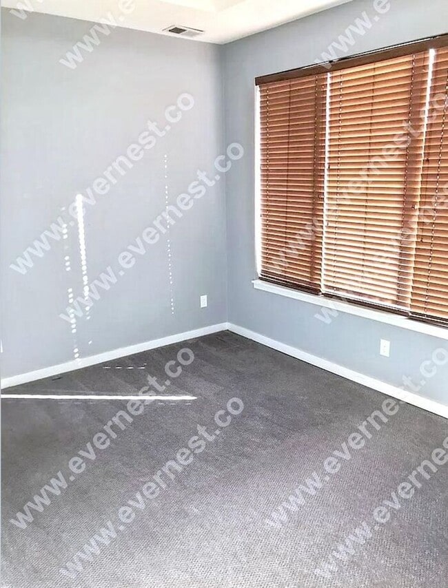 Building Photo - Modern 3-Bedroom Townhome in a Great Locat...