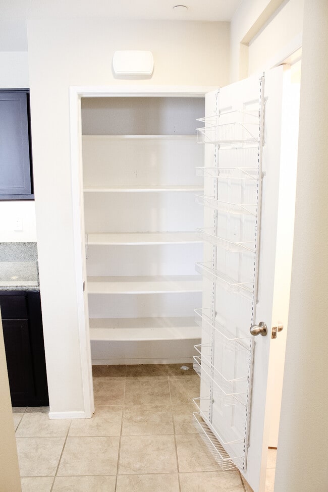 Building Photo - 34213 Parkside Dr