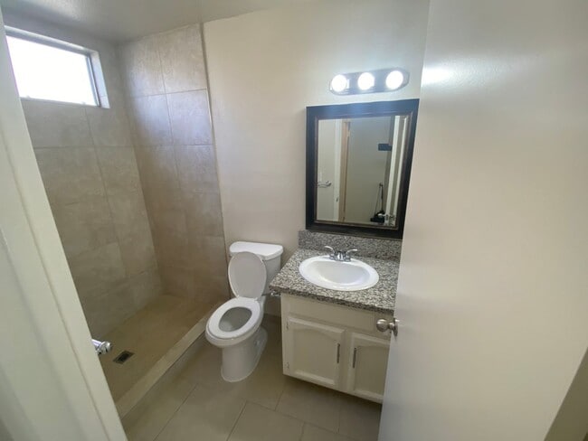 Building Photo - COZY HOME! APPLY NOW!