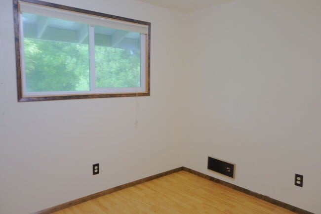 Building Photo - 2 BR 1 BA Beach Cabin