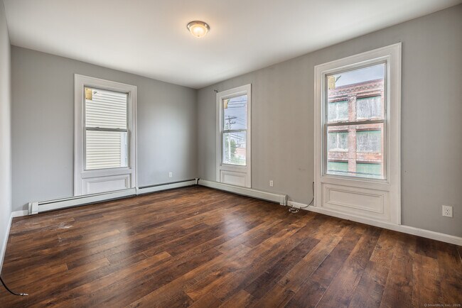 Primary Photo - 341 Myrtle Ave