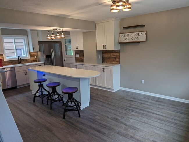 Building Photo - ***Brand New Updated 4 Bedroom House****