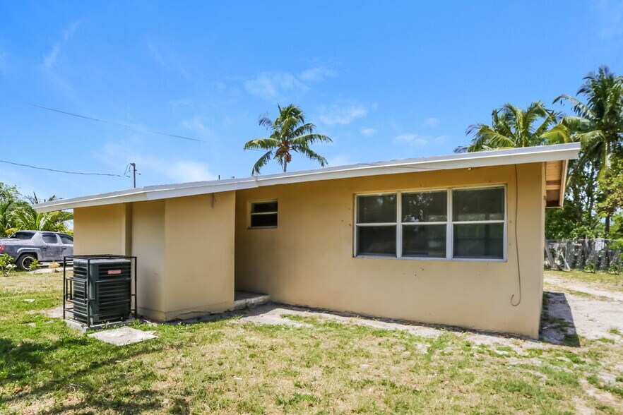 Building Photo - 1522 NW 10th Ave