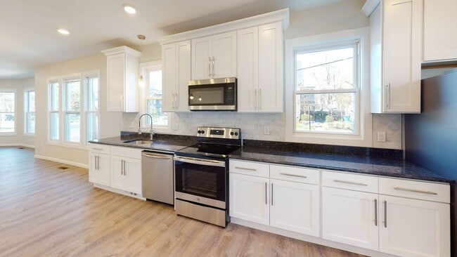 Building Photo - Beautiful and Spacious 3 Bedroom Apartment