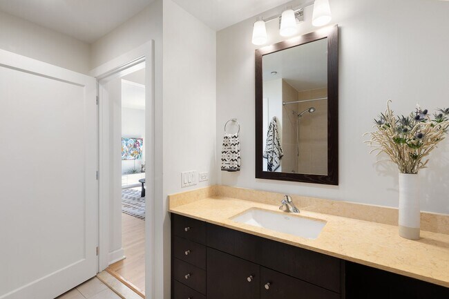 Building Photo - Great natural light in a large condo near ...