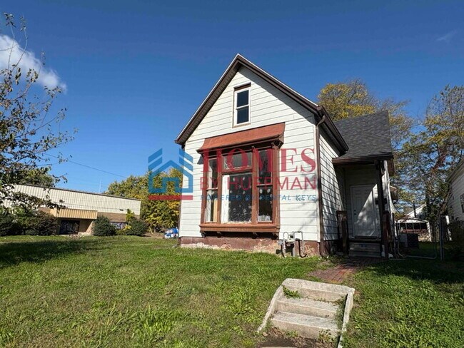 Building Photo - Three Bedroom House | Move in Ready