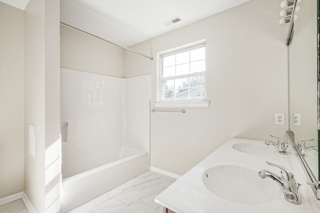 Building Photo - 1396 Tristram Cir