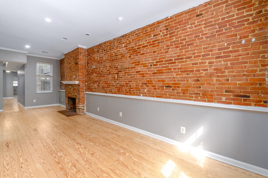 Building Photo - 926 S Hanover St