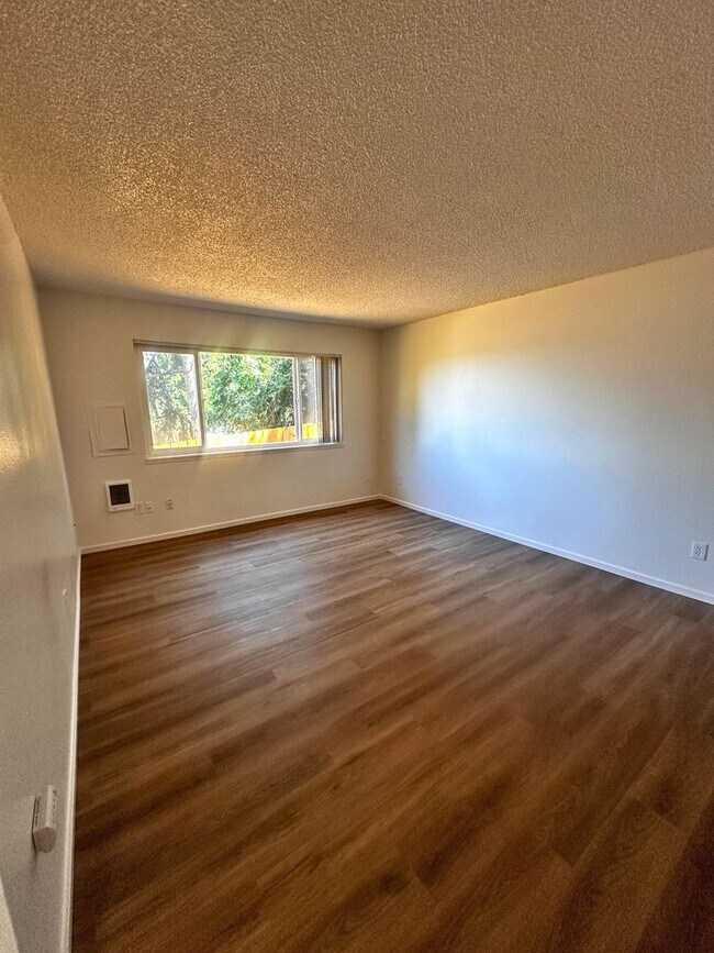 Building Photo - Remodeled 2 Bedroom Rent Ready Apartment!