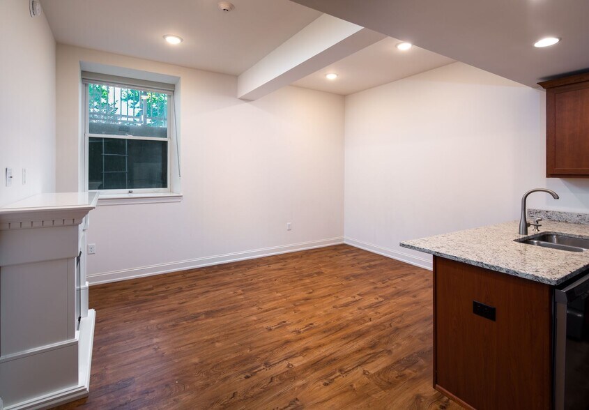 Building Photo - 591 Terrace Park