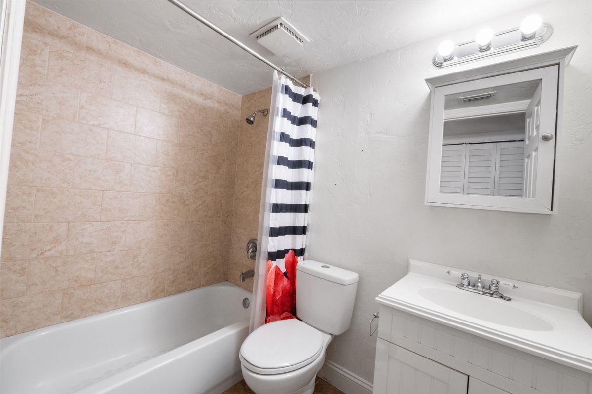 Building Photo - 12630 Kenwood Ln