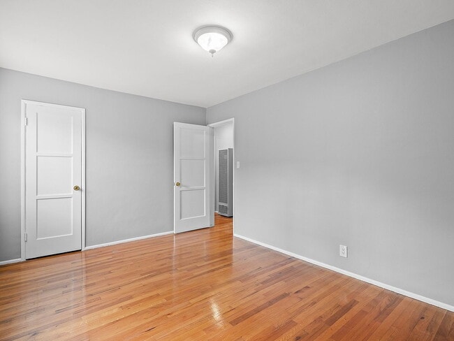 Building Photo - "Spacious 4-Bed, 3-Bath Oasis in Prime Los Angeles Location - 2080 Sq Ft of Comfort!"