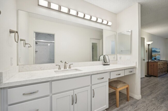 Building Photo - Upstairs Bright 2 bedroom Condo