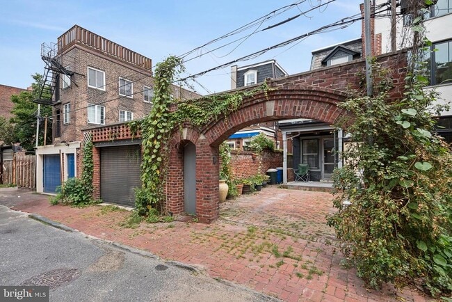 Building Photo - 2218 Locust St