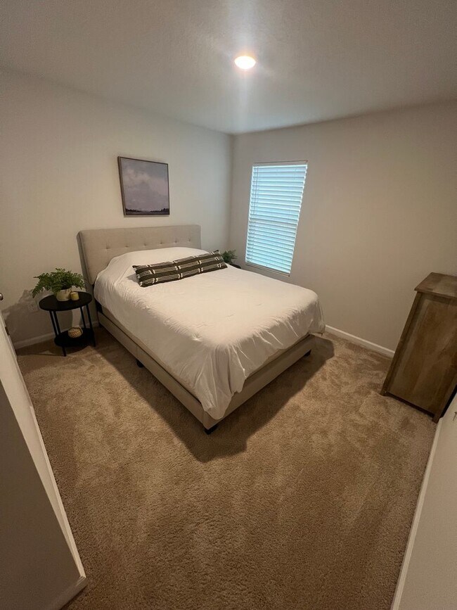Building Photo - Woodlands 4 bed 2 bath gem !