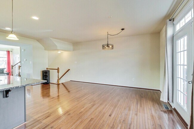 Building Photo - *Coming Soon* 3 bedroom, 2.5 bath Luxury Townhome in Market Square Subdivision!