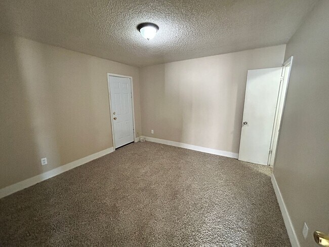 Building Photo - Single Story 3/2 *NO HOA* *NEW* Paint & *N...