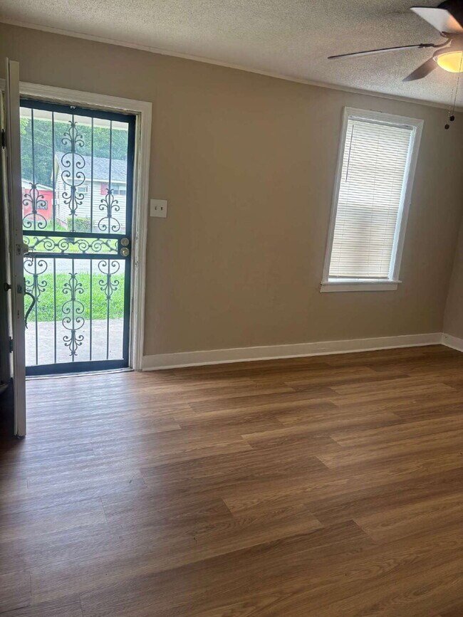 Building Photo - Charming 3 Bed/1 Bath Available Now