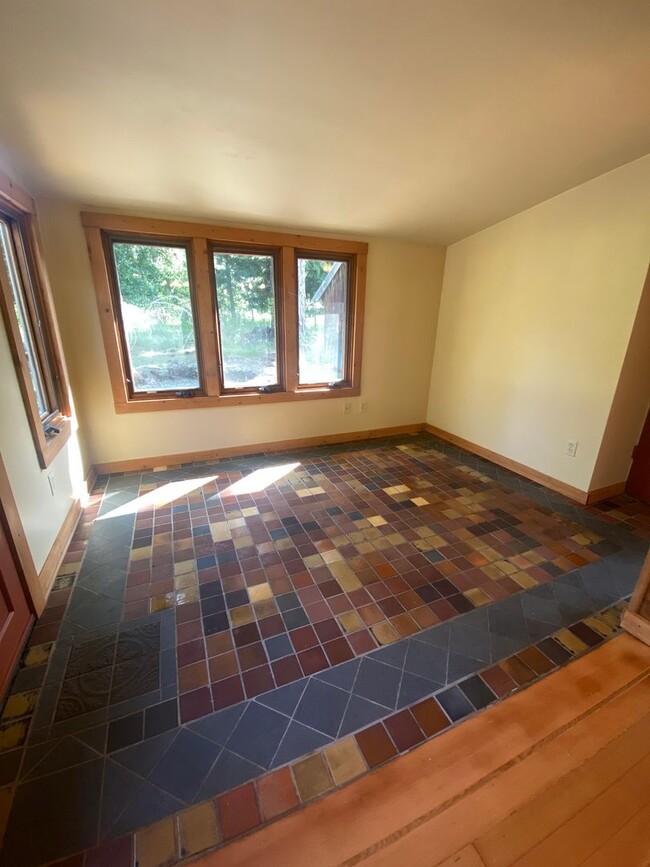 Building Photo - 3 Bedrooms | 2 Bath Home in Trout Lake, Wa...