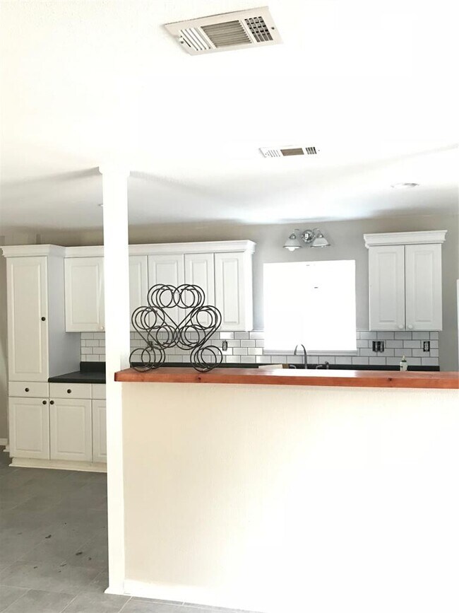 Building Photo - 2704 Palomino Dr