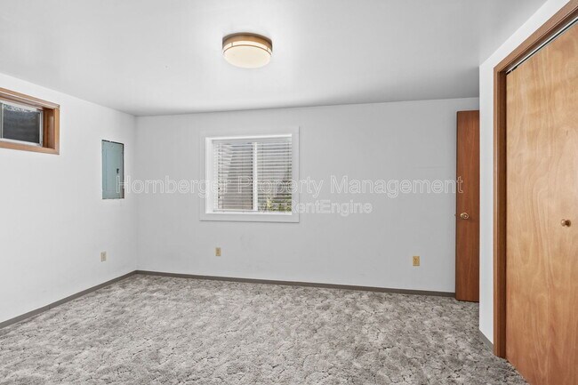 Building Photo - 1703 N Walnut Rd
