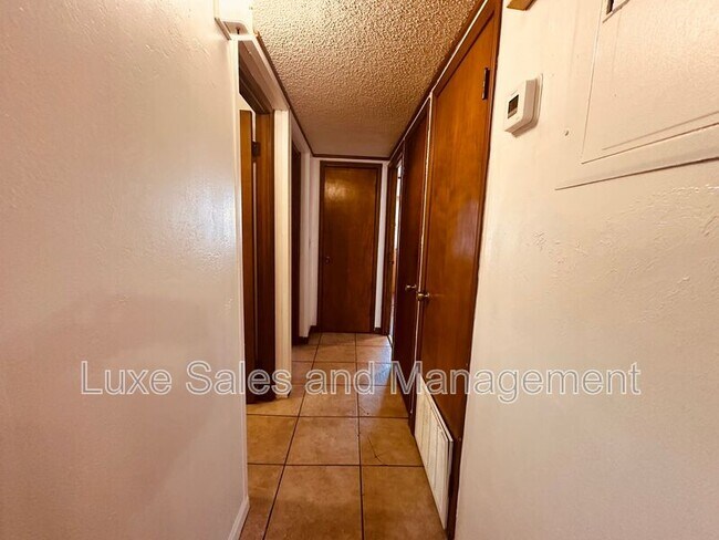 Building Photo - 4110 N Drexel Blvd